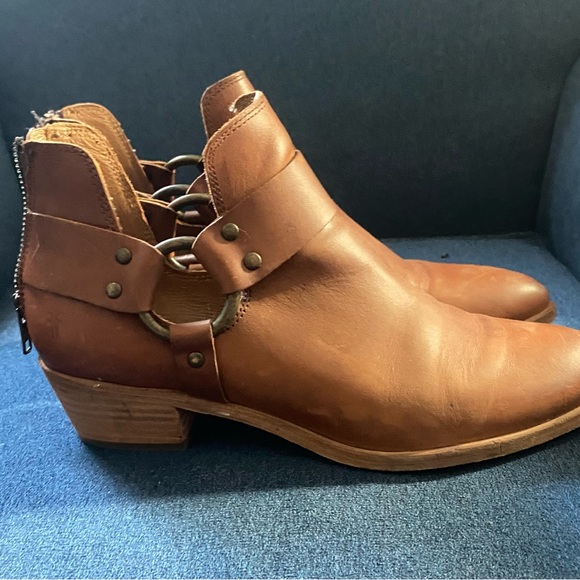FRYE RAY Leather Back Zip Harness Ankle Boots Distressed Brown 9.5 like new - Picture 4 of 12